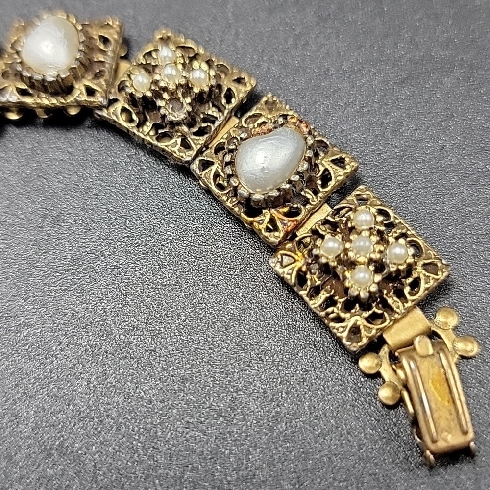 Elegant VTG Gold Tone and Square 10 Panel Filigree Faux Pearl Link Bracelet. - Picture 3 of 11